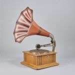 669864 Horn gramophone